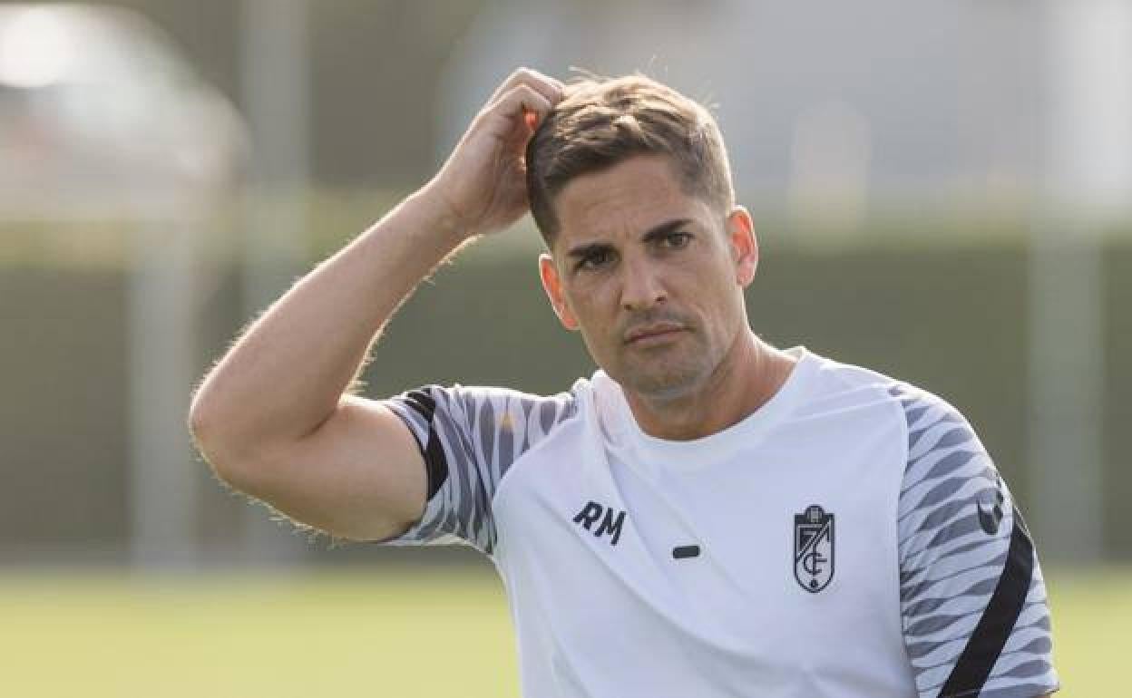 Robert Moreno, pensativo durante un entrenamiento. 