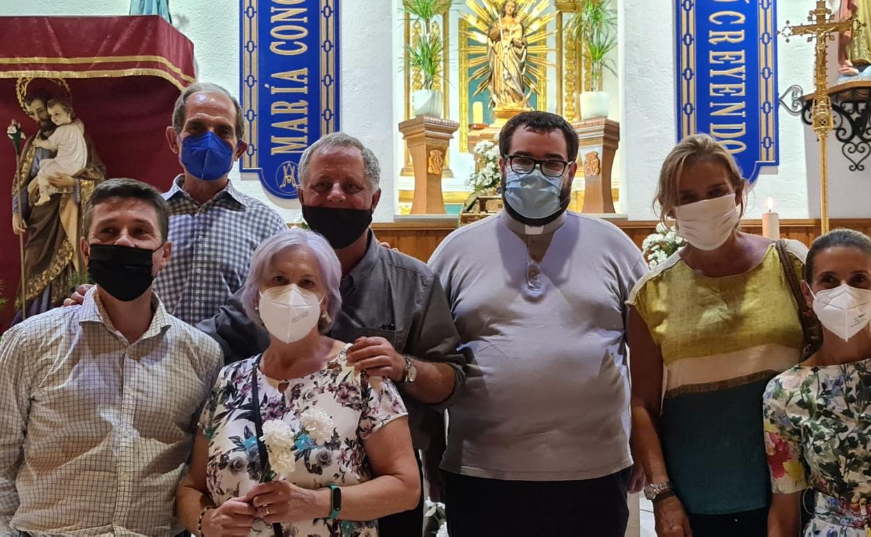 Representantes de las entidades beneficiarias, con el párroco de la Encarnación de Peal de Becerro, Jaime González, tras la eucaristía de acción de gracias.