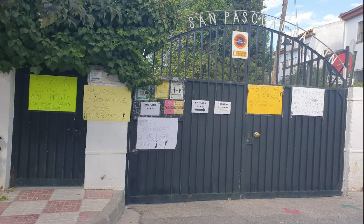 Puerta del colegio San Pascual Bailón con los carteles que han puesto los padres. 