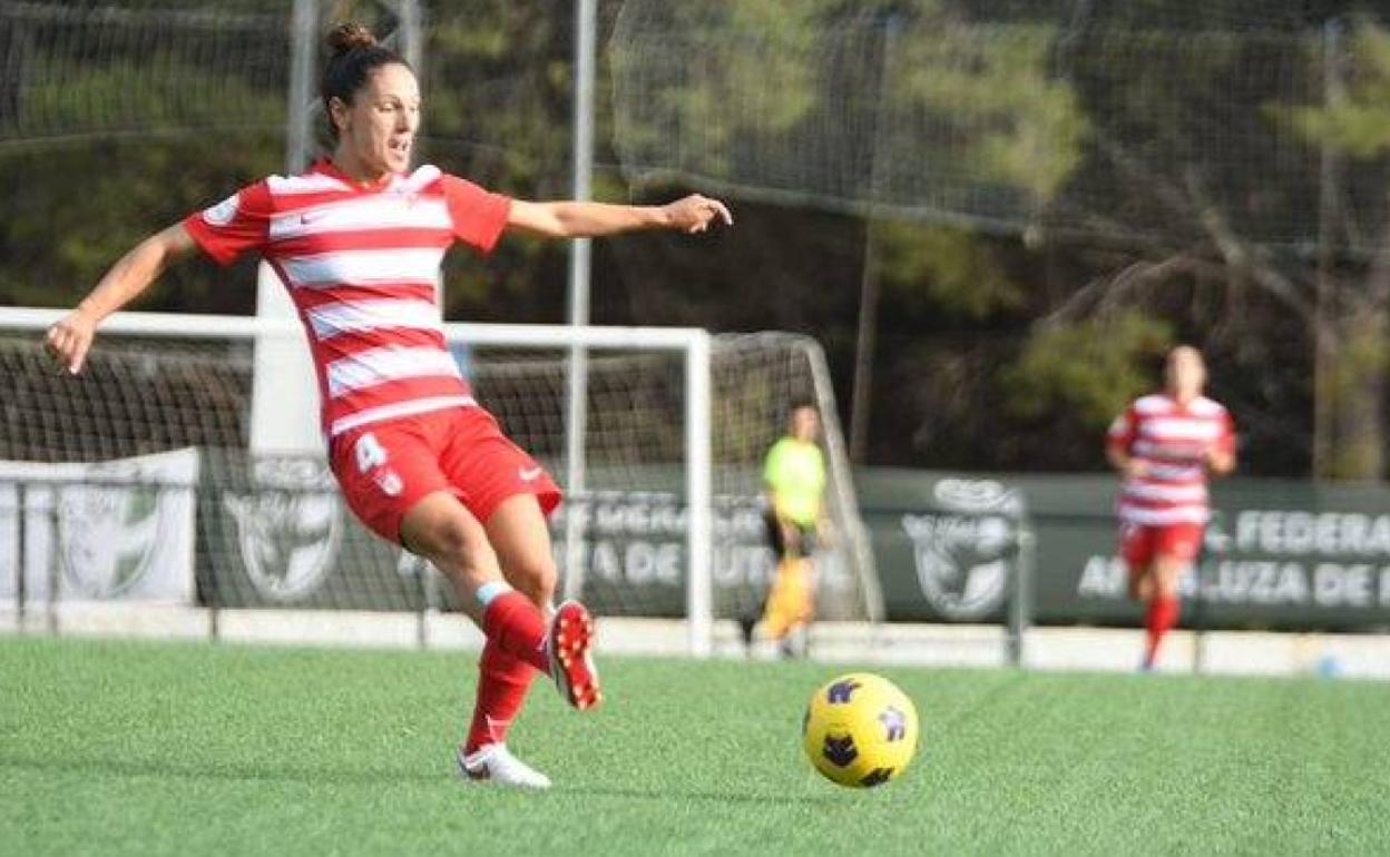 Cristina Moreno, defensora del Femenino, juega un balón en un partido anterior. 