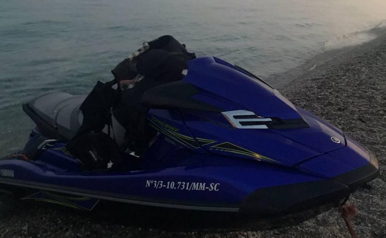 Moto náutica en la playa de Calahonda, en la que viajaban cuatro chicos. 