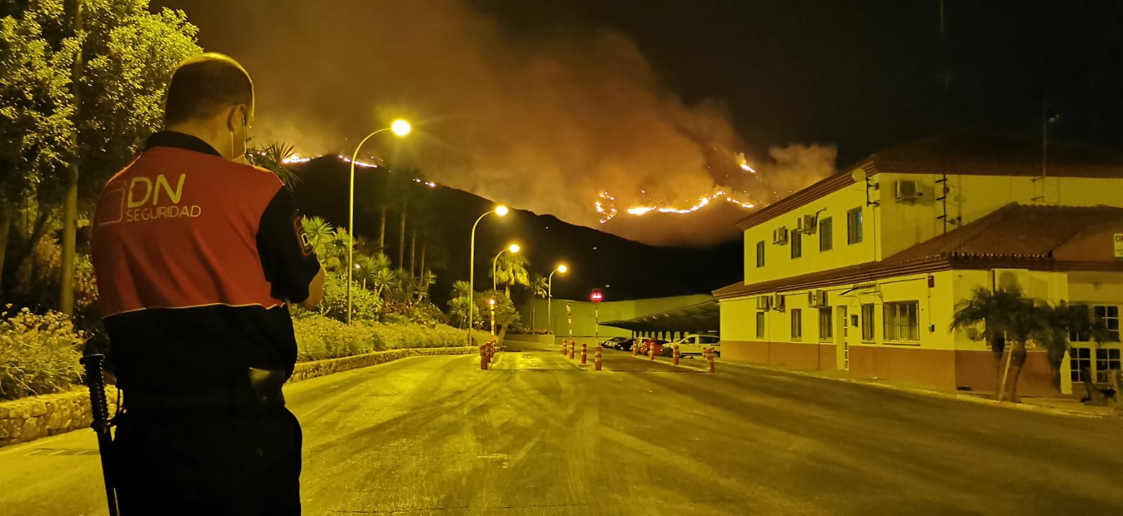 La situación del fuego obliga al desalojo de Alpandeire, Júzcar, Faraján y Pujerra, además de Jubrique y Genalguacil. Imagen del incendio, tomada en la madrugada del lunes 13 de septiembre