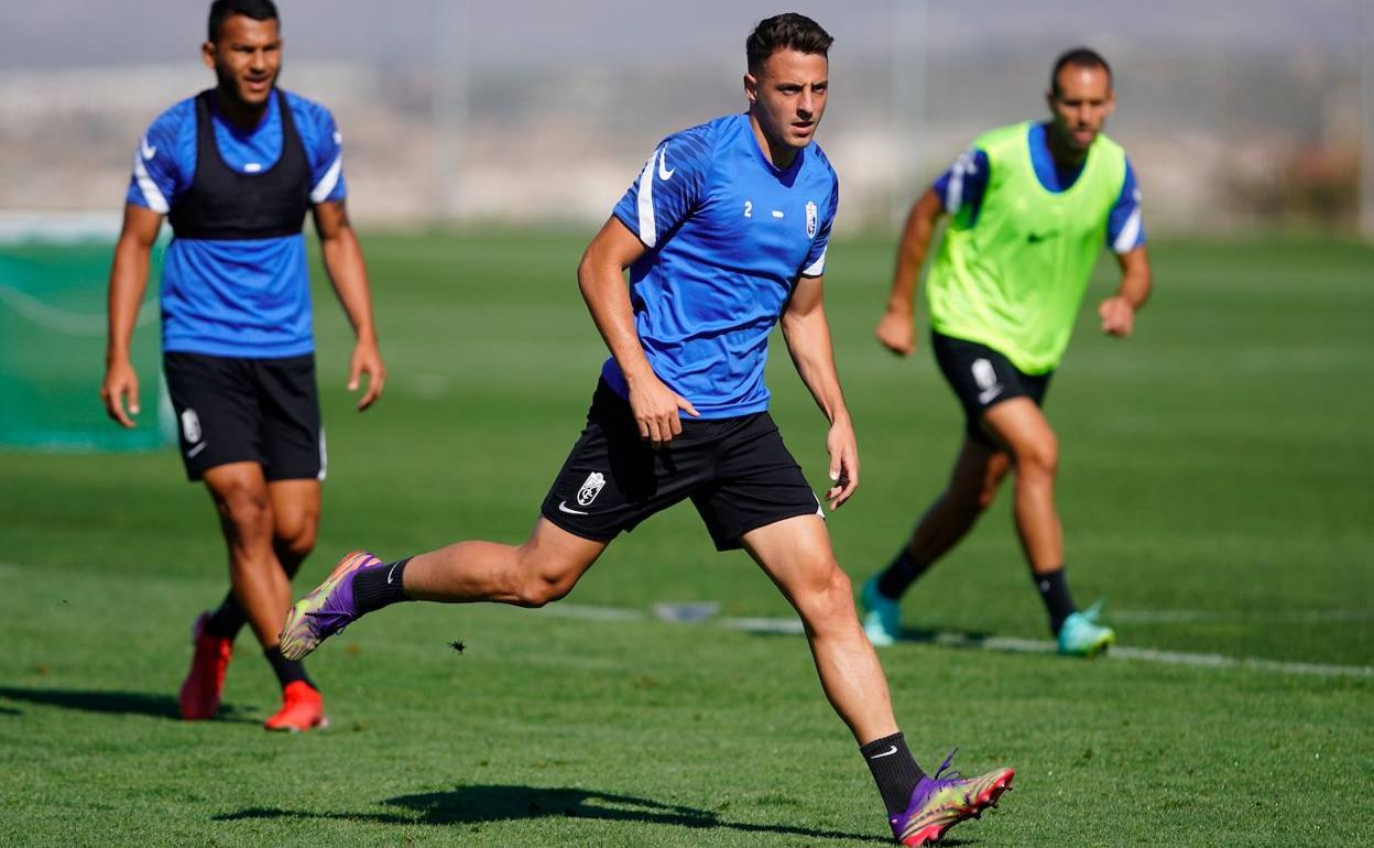 Santiago Arias, que aspira a colarse en la alineación titular, en un entrenamiento de esta semana. 