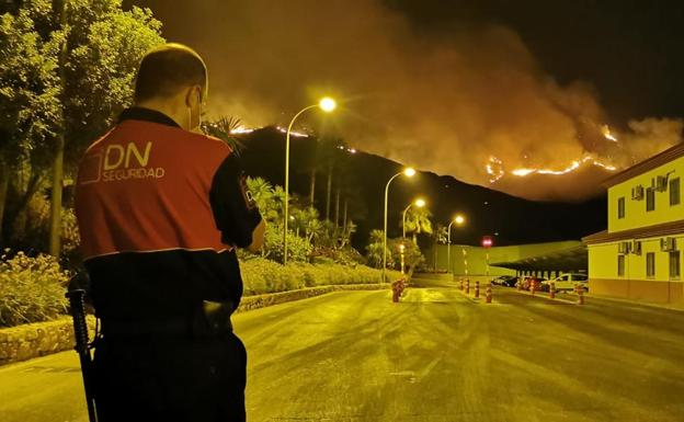 Vista del fuego de Sierra Bermeja captada a las 6.00 horas de la mañana de este lunes