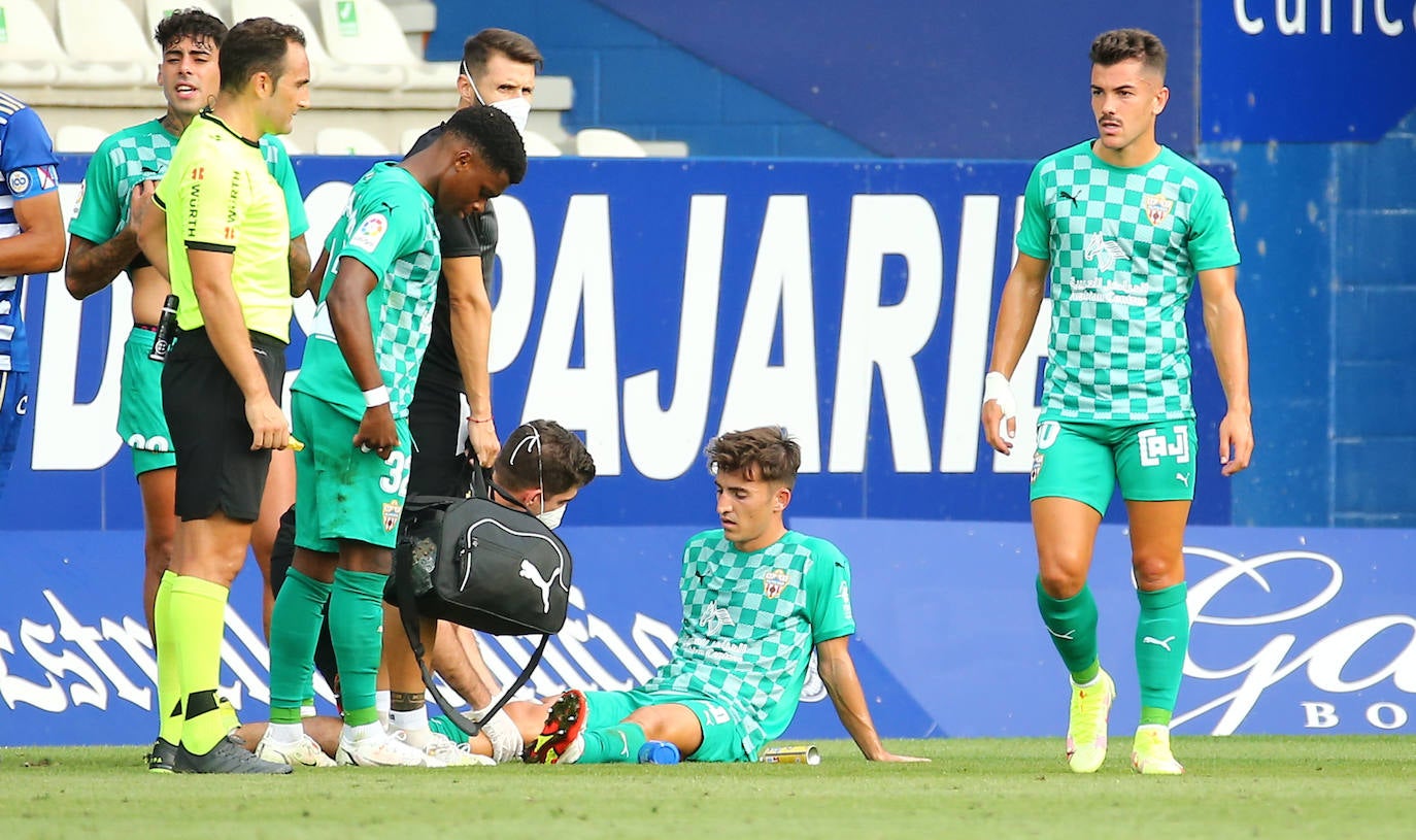 Aitor Buñuel cayó lesionado a la media hora del partido de Ponferrada y sufre un esguince de rodilla. 
