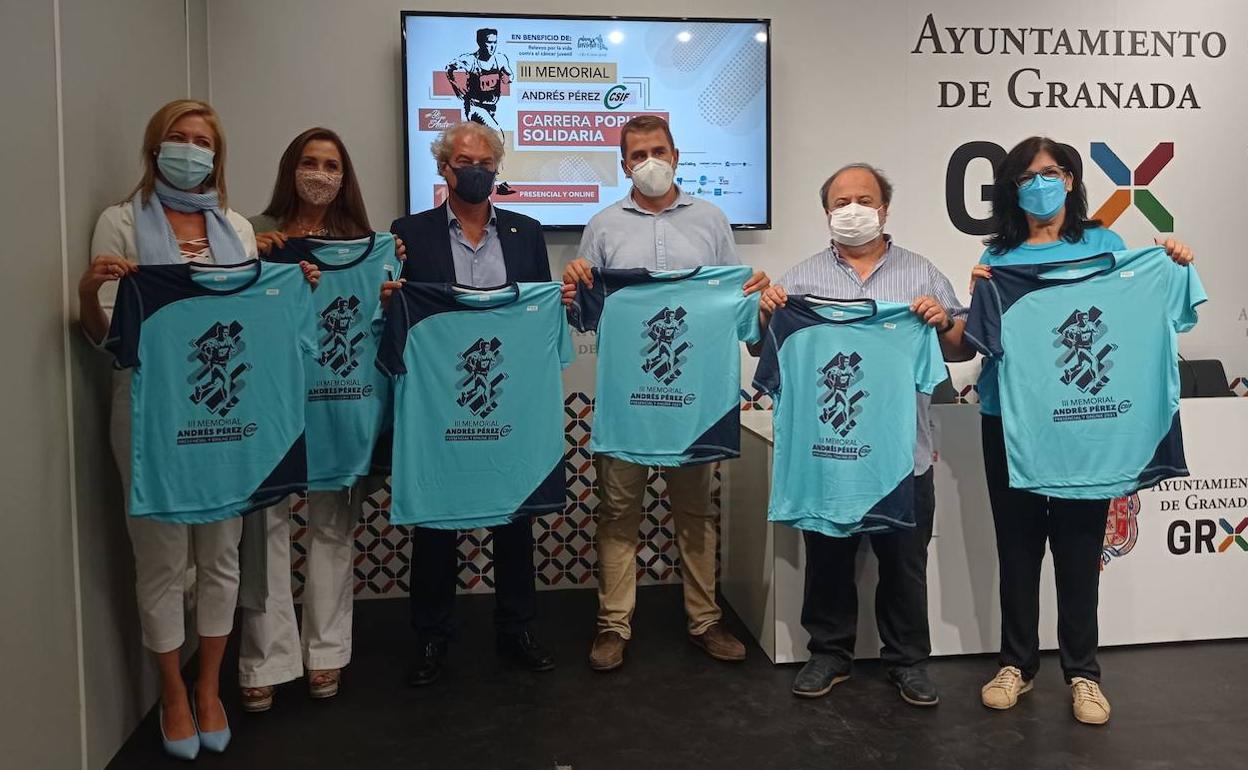 David Pérez, hijo del homenajeado Andrés, en el centro junto a otros representantes institucionales implicados en la organización de la carrera solidaria. 