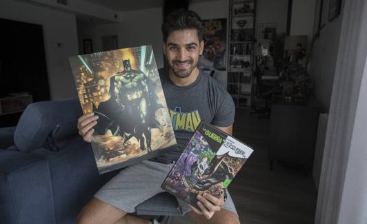 Jorge Jiménez muestra ejemplares de 'La guerra del Joker'. 