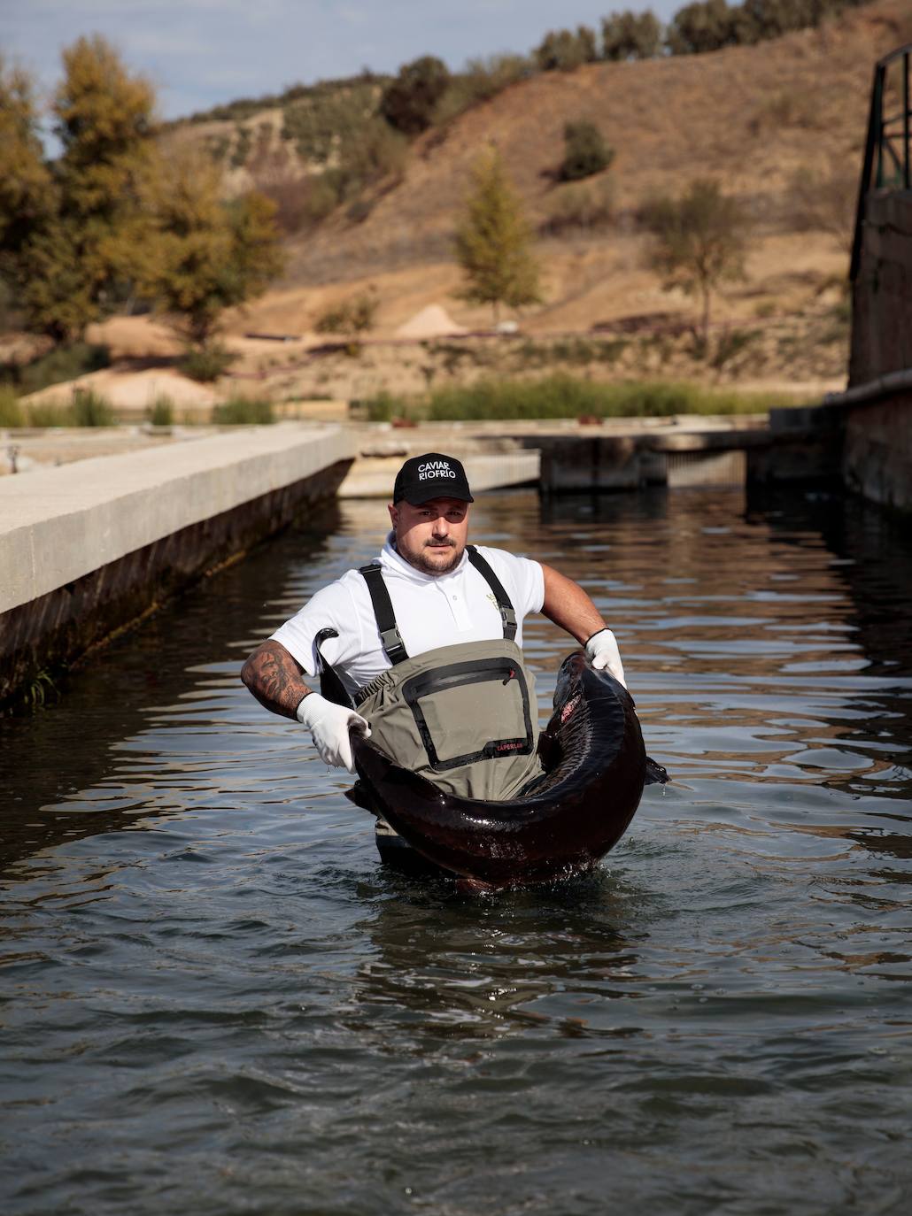 Un trabajador en las instalaciones de Ríofrío 1963 en Loja. 