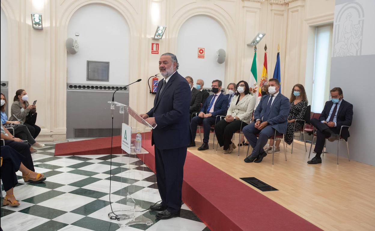 El delegado del Gobierno, Pablo García, con el equipo de delegados a sus espaldas. 