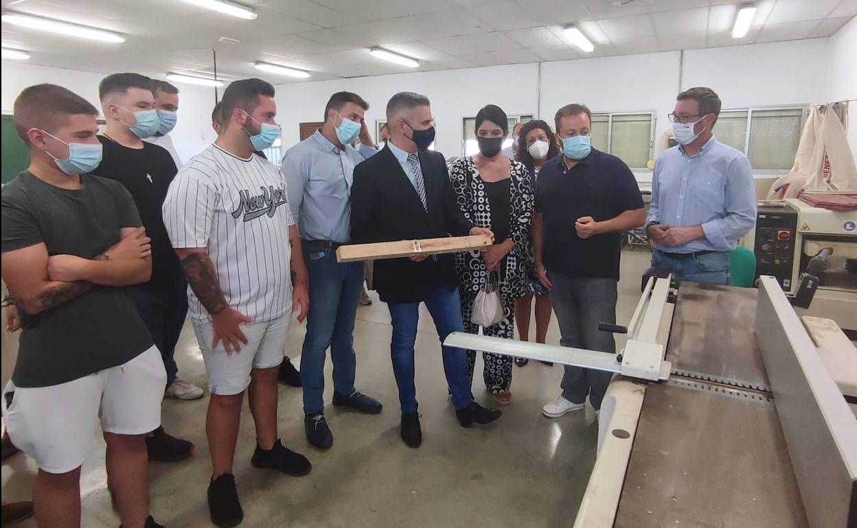 Antonio Sutil, delegado Territorial de Educación y Deporte; María del Mar Dávila, alcaldesa de Mancha Real; Raúl Cobo, director del IES Peña del Águila, junto a otros representantes institucionales, profesorado y alumnado del ciclo formativo de la Madera y el Mueble. 