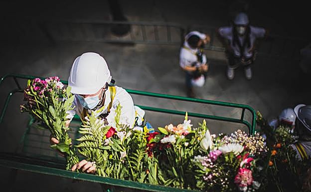 Imagen. Ofrenda floral a la Virgen de las Angustias.