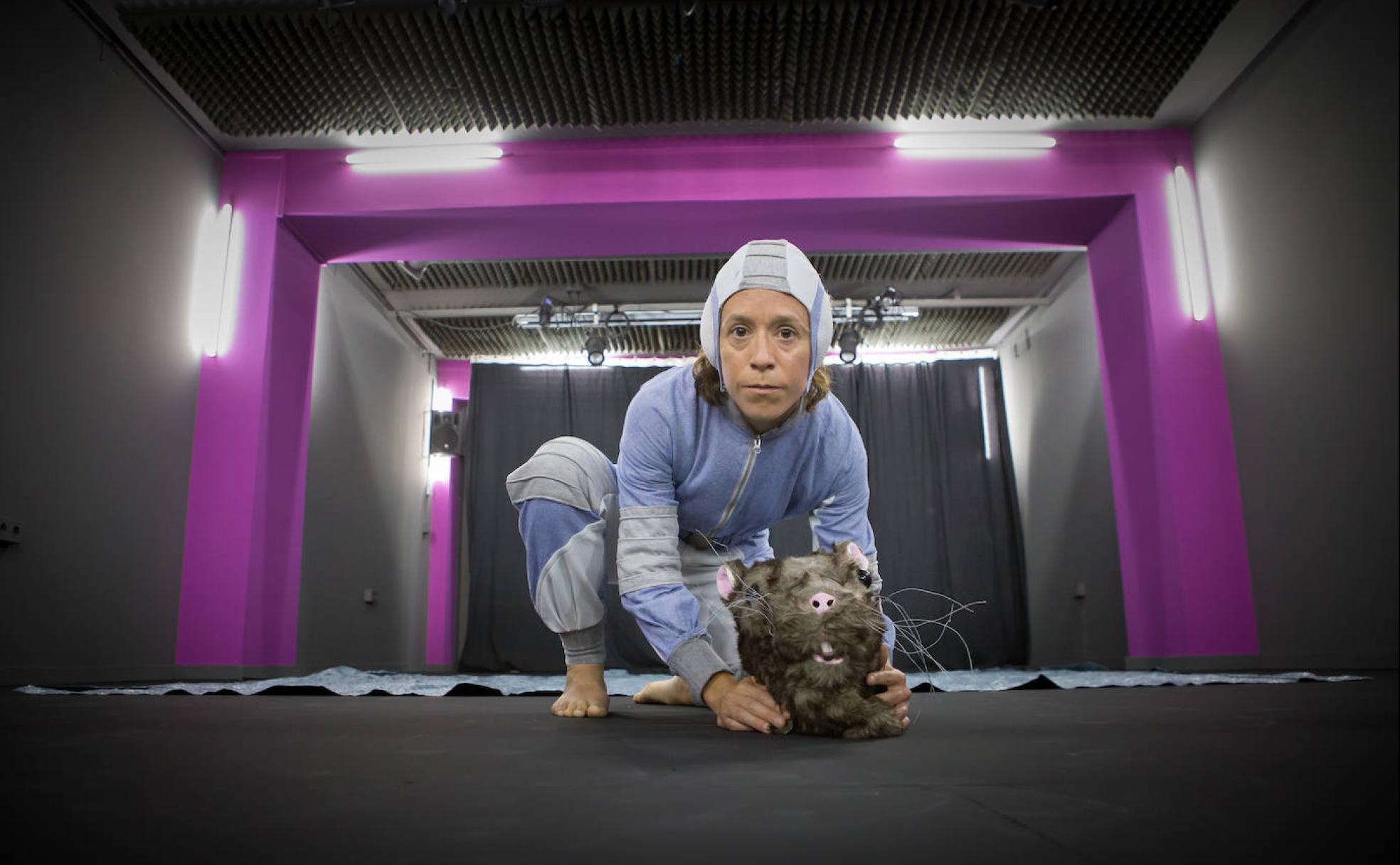 Rosa Mari Herrador en la escuela Remiendo, donde ella y Nerea Cordero han ensayado 'Alma', el primer espectáculo de LaMonto. 