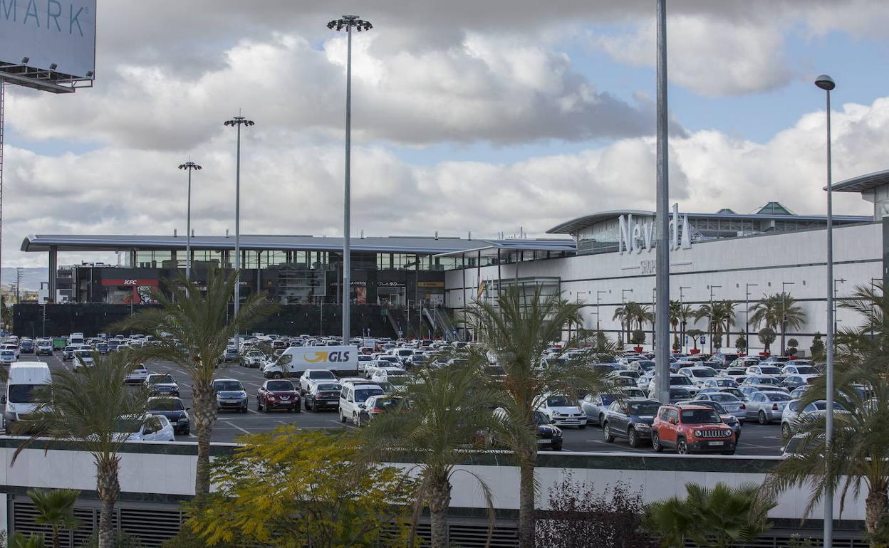 Aparcamiento del centro comercial Nevada, donde se desplazará la unidad móvil de Salud. 