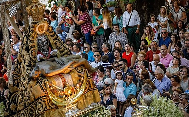 El arzobispo descarta la procesión de la Virgen de las Angustias: «Sería imposible controlar a tanta gente»