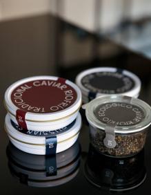 Imagen secundaria 2 - Imágenes del proceso de producción y elaboración del caviar ecológico de Ríofrío. 