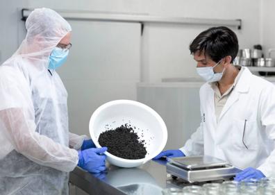 Imagen secundaria 1 - Imágenes del proceso de producción y elaboración del caviar ecológico de Ríofrío. 