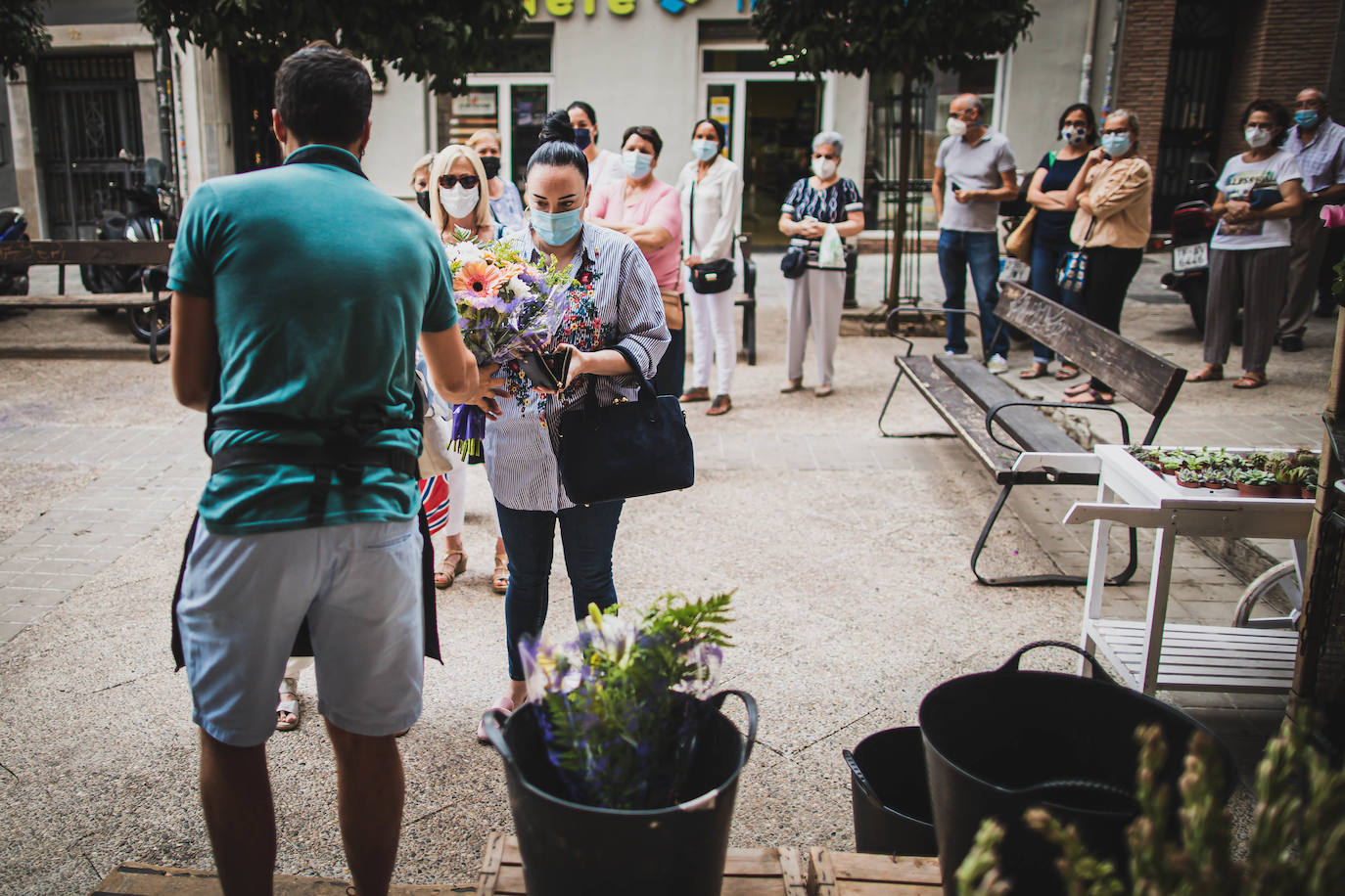 La ofrenda floral a la patrona de la ciudad regresa para celebrar su 40º aniversario, con una imagen que dista de la de otros años, pero que se asemeja a la que dejaba antes de la pandemia