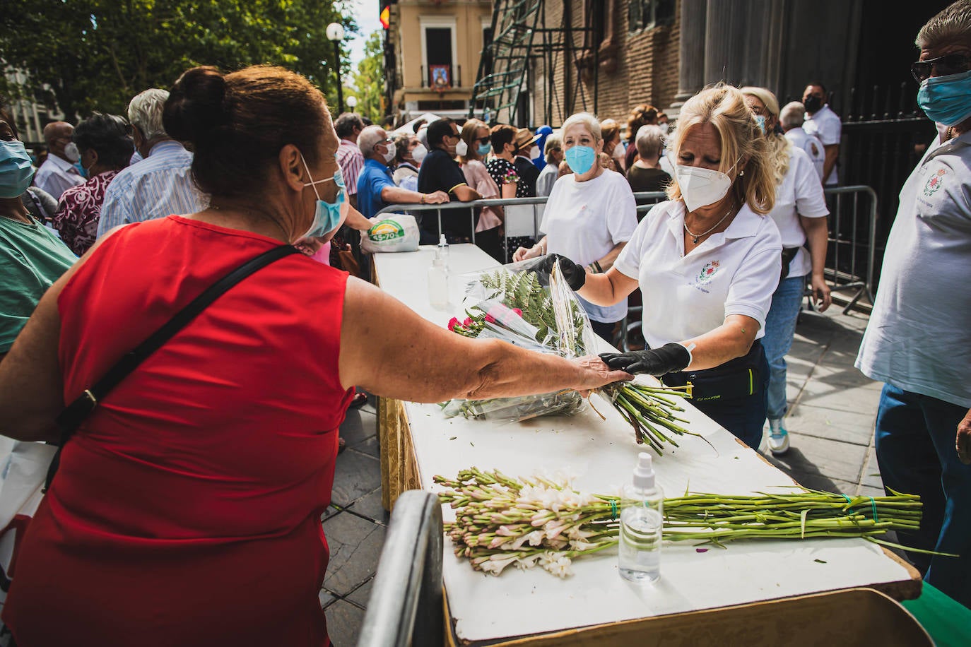 La ofrenda floral a la patrona de la ciudad regresa para celebrar su 40º aniversario, con una imagen que dista de la de otros años, pero que se asemeja a la que dejaba antes de la pandemia