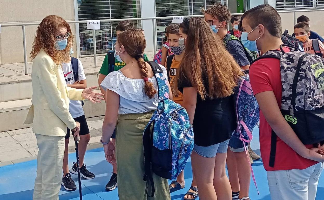 La delegada de Educación charla con los alumnos del IES Federico García Lorca de Churriana. 