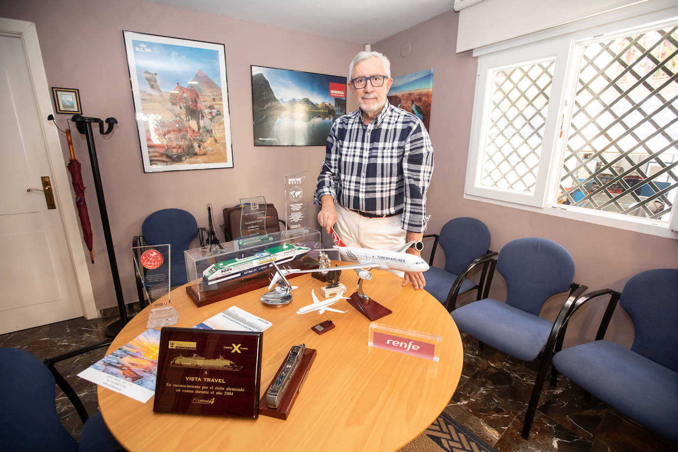 Ángel García en su agencia de viajes Vista Travel, ubicada en el centro de Granada. 