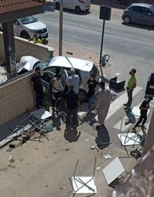 Imagen secundaria 2 - Dos muertos al invadir un coche la terraza de un bar en Murcia