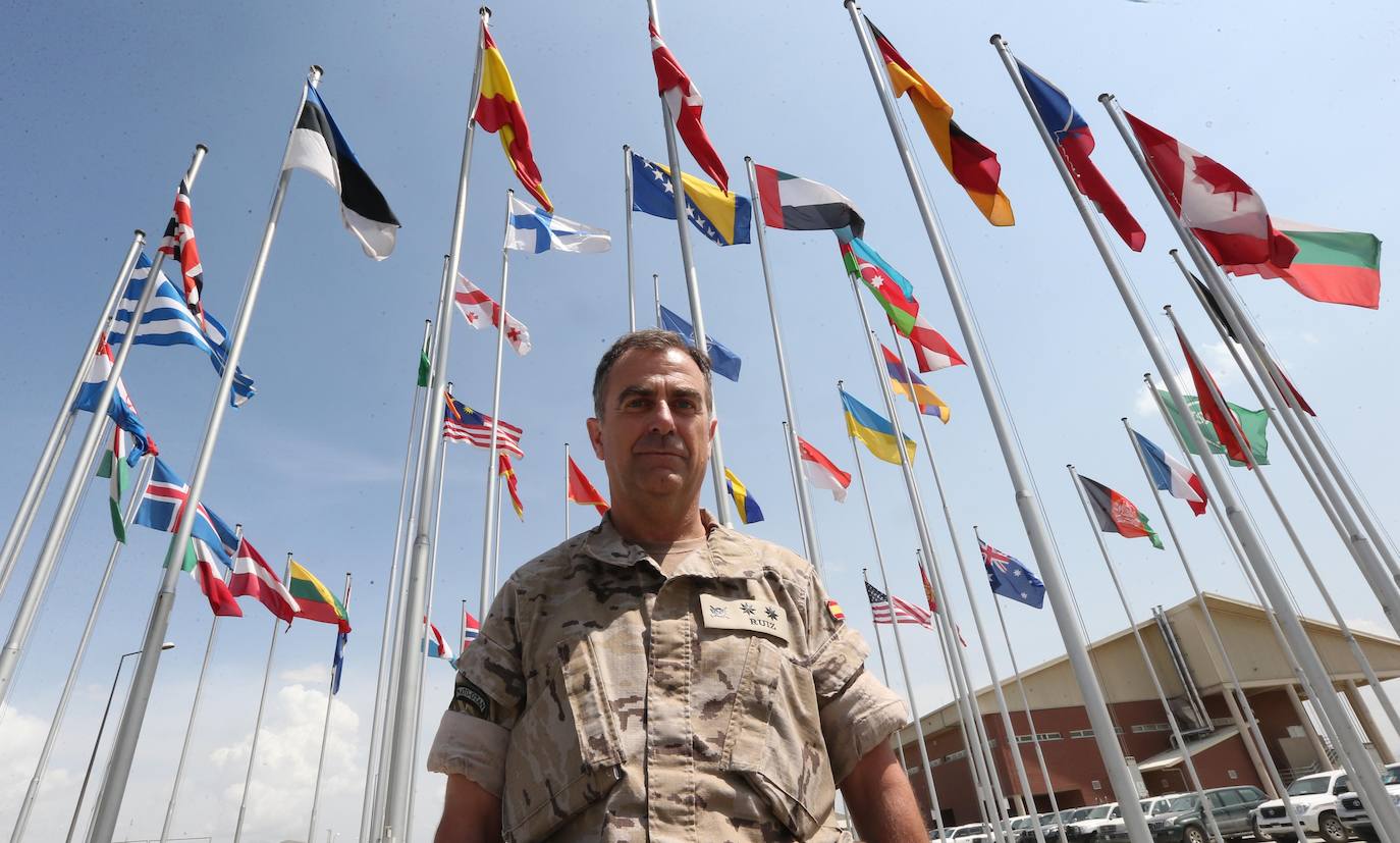 El coronel en la parte militar del aeropuerto de Kabul, donde estaba el cuartel general multinacional, en una imagen de una de sus misiones en la zona. 