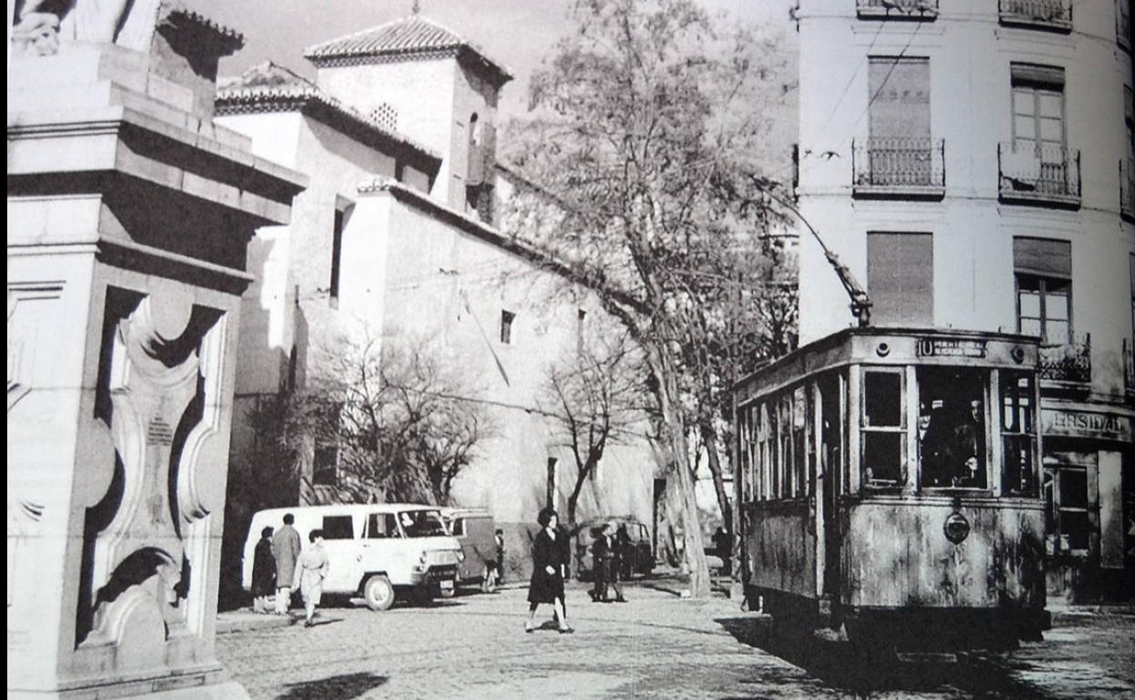 Tranvía urbano, a su paso por la plaza de la Universidad.