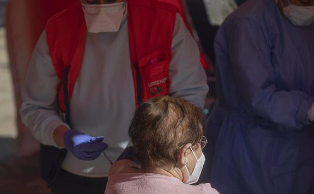 Andalucía baja de 500 hospitalizados por primera vez en dos meses