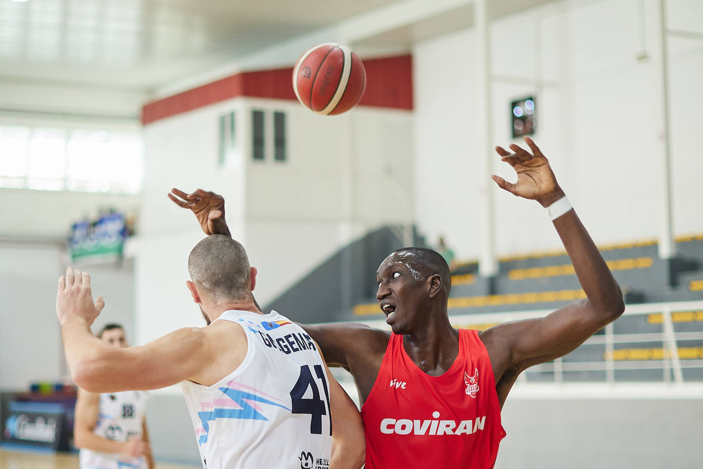 Petit Niang (derecha) pelea por el rebote con el belga Amaury Gorgemans.