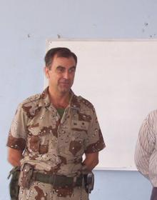 Imagen secundaria 2 - El coronel, en una foto actual, posando para IDEAL en el MADOC en Granada. Abajo imágenes en Afganistán, delante de los restos del palacio real y en la Universidad de Kabul. 