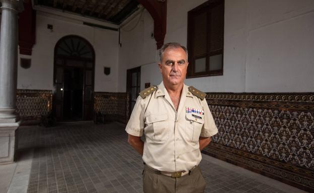 Imagen principal - El coronel, en una foto actual, posando para IDEAL en el MADOC en Granada. Abajo imágenes en Afganistán, delante de los restos del palacio real y en la Universidad de Kabul. 