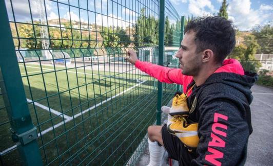 Ezequiel Calvente observa el campo de fútbol tras la valla.