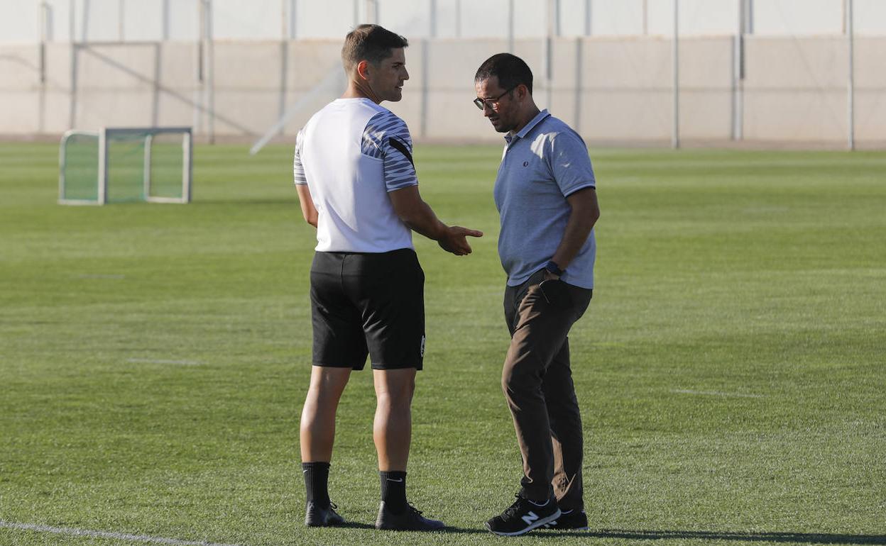 El entrenador Robert Moreno y el secretario técnico David Comamala conversan antes de un entrenamiento. 