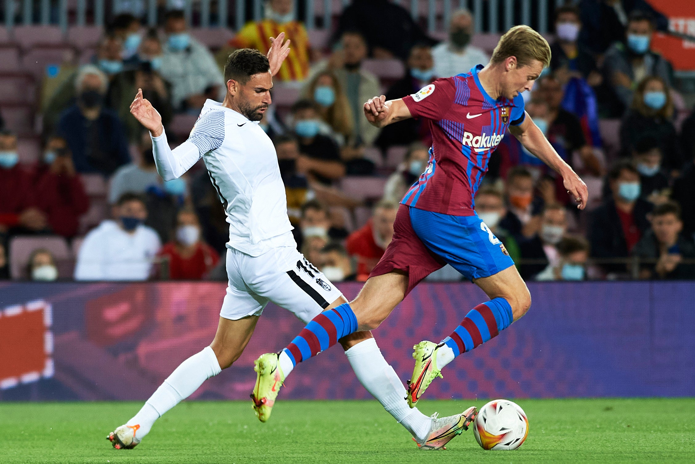 El Granada visita el Camp Nou con el objetivo de ponérselo difícil a todo un Barça que pasa por horas bajas.