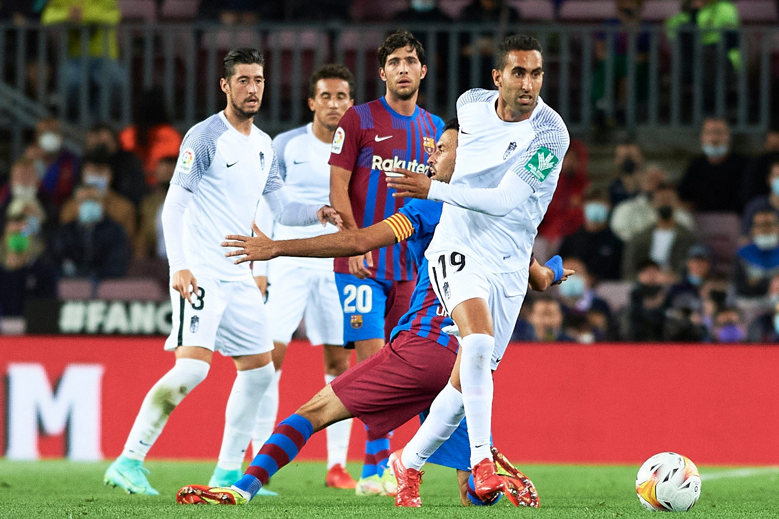 El Granada visita el Camp Nou con el objetivo de ponérselo difícil a todo un Barça que pasa por horas bajas.