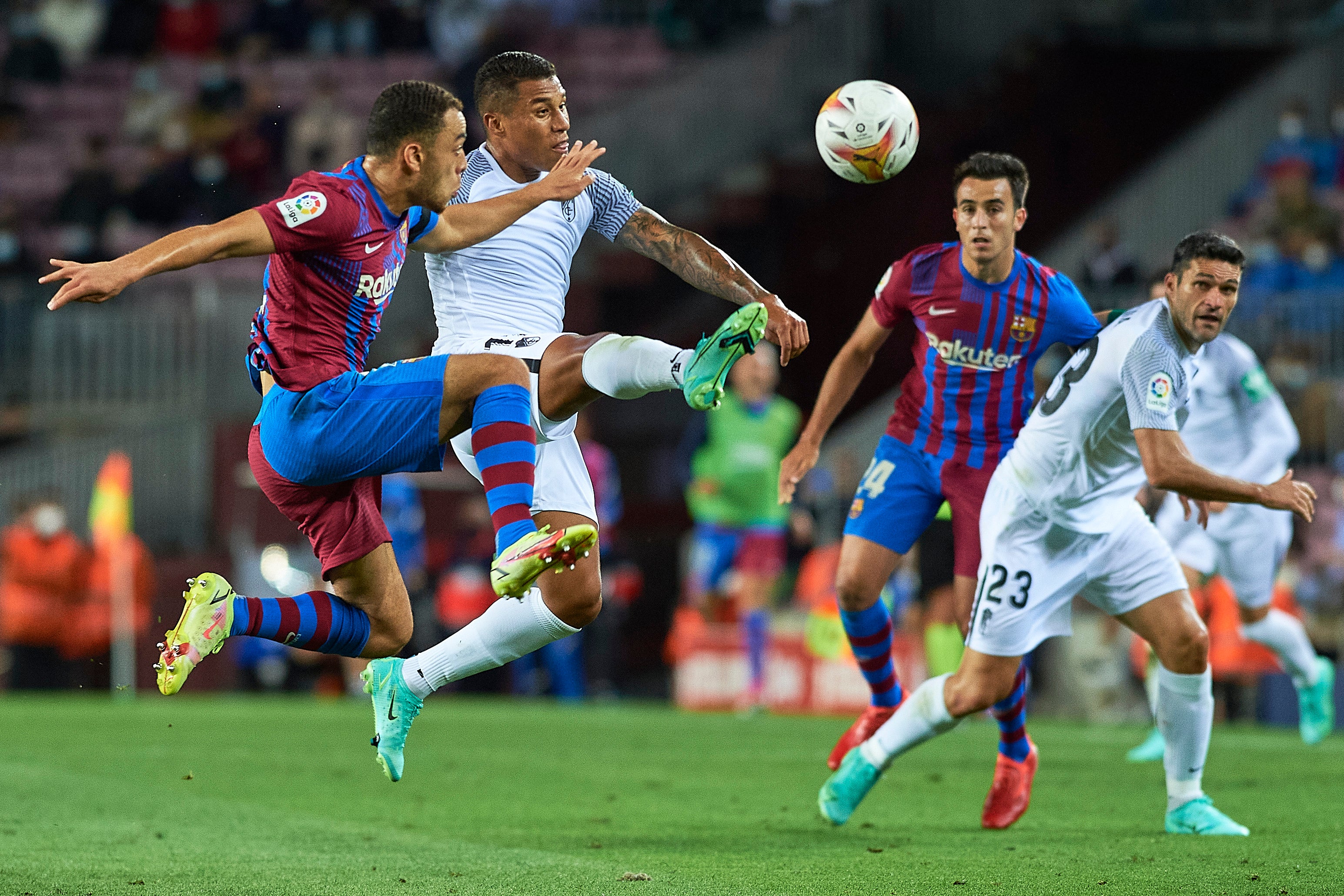 El Granada visita el Camp Nou con el objetivo de ponérselo difícil a todo un Barça que pasa por horas bajas.