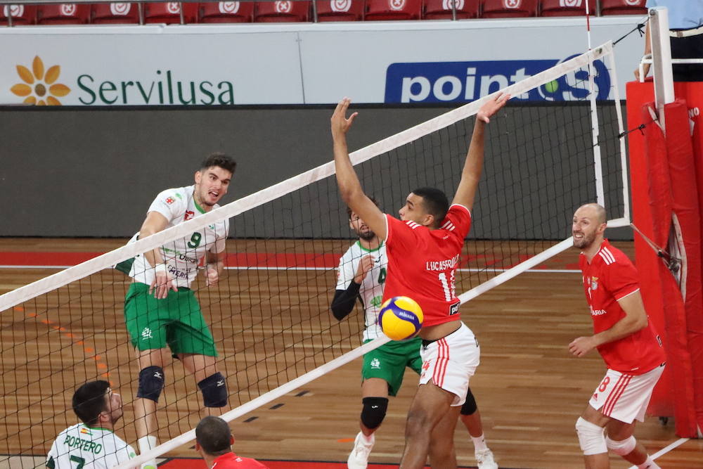 Imagen secundaria 2 - Kukartsev, Miki Fornés y Asensio en diversas fases del encuentro. 