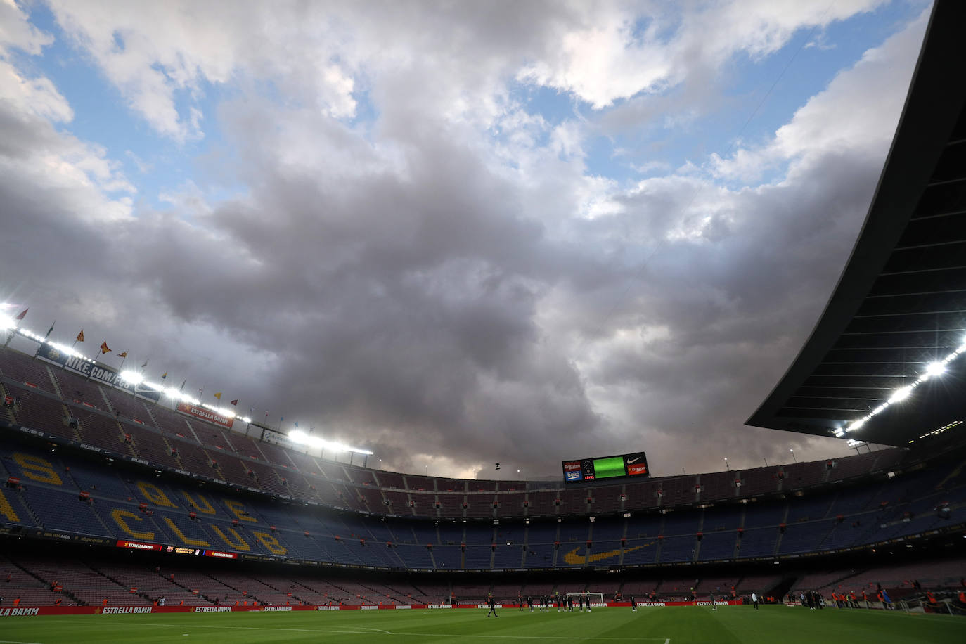 El Granada visita el Camp Nou con el objetivo de ponérselo difícil a todo un Barça que pasa por horas bajas.