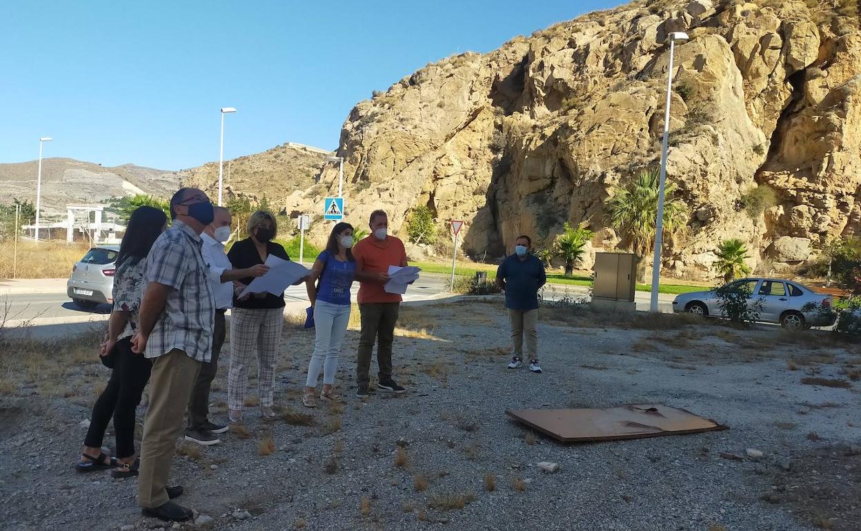La presidenta, Concepción Abarca, en una visita al solar.