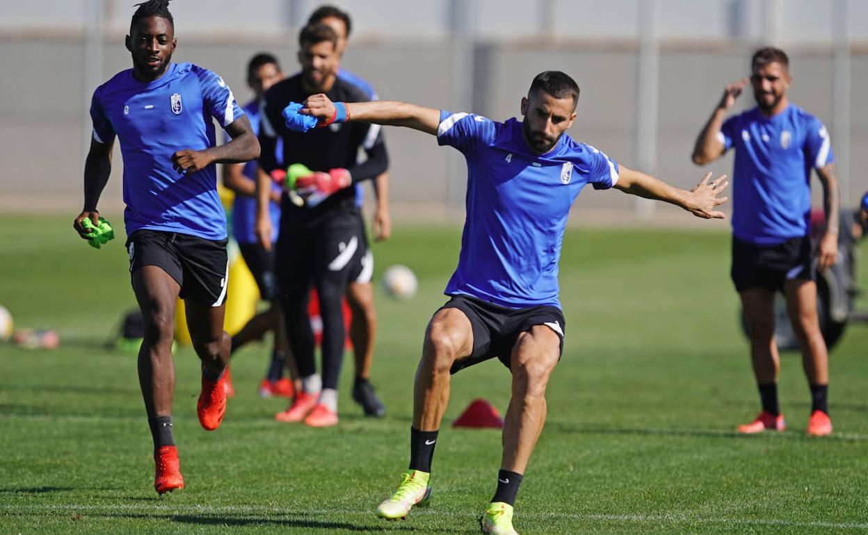 Gonalons y Eteki juegan al tres en raya con petos en el entrenamiento del sábado. 