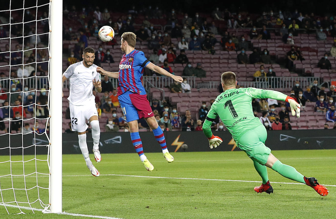 El Granada visita el Camp Nou con el objetivo de ponérselo difícil a todo un Barça que pasa por horas bajas.