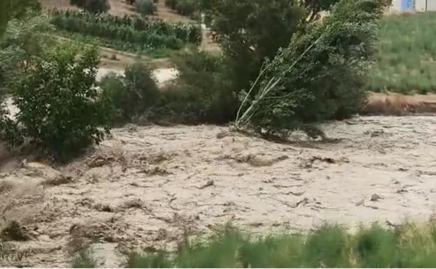 Una tromba de agua y granizo desborda un arroyo a su paso por Montefrío 