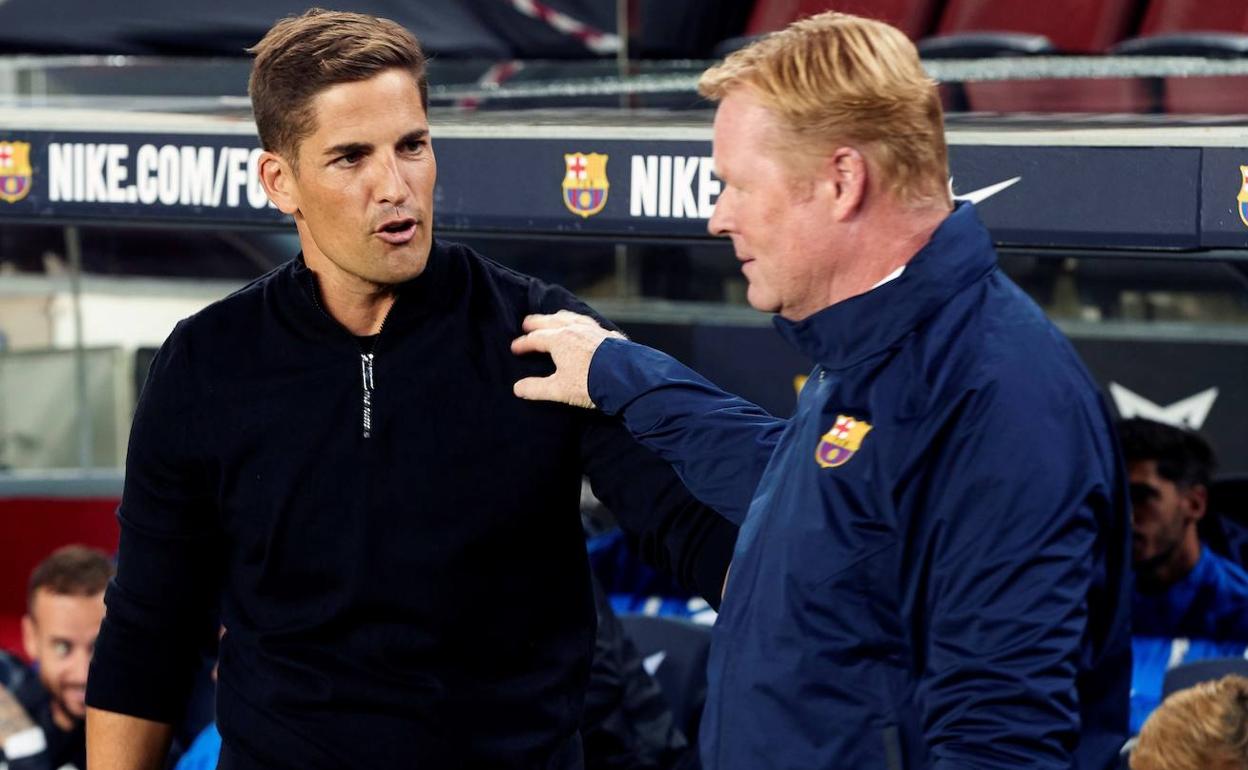 Robert Moreno y Ronald Koeman se saludan antes del partido. 