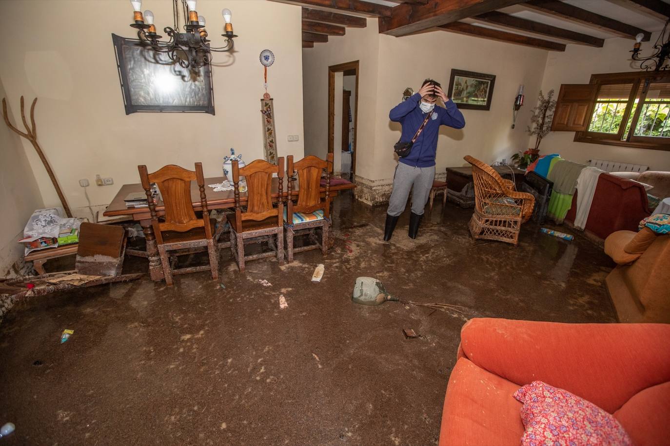 El barro ha entrado en las viviendas, establecimientos y otros puntos del municipio garandino