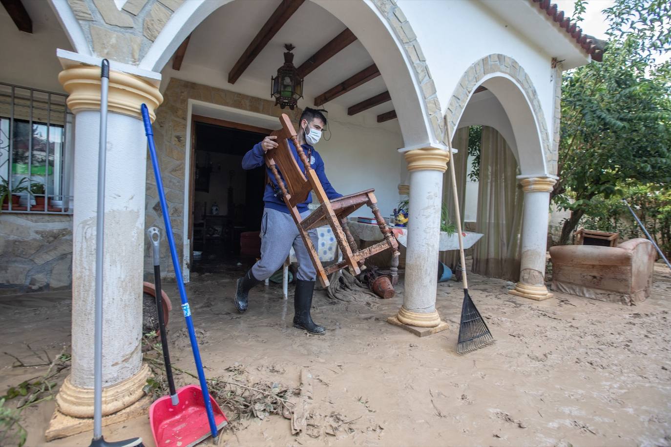 El barro ha entrado en las viviendas, establecimientos y otros puntos del municipio garandino