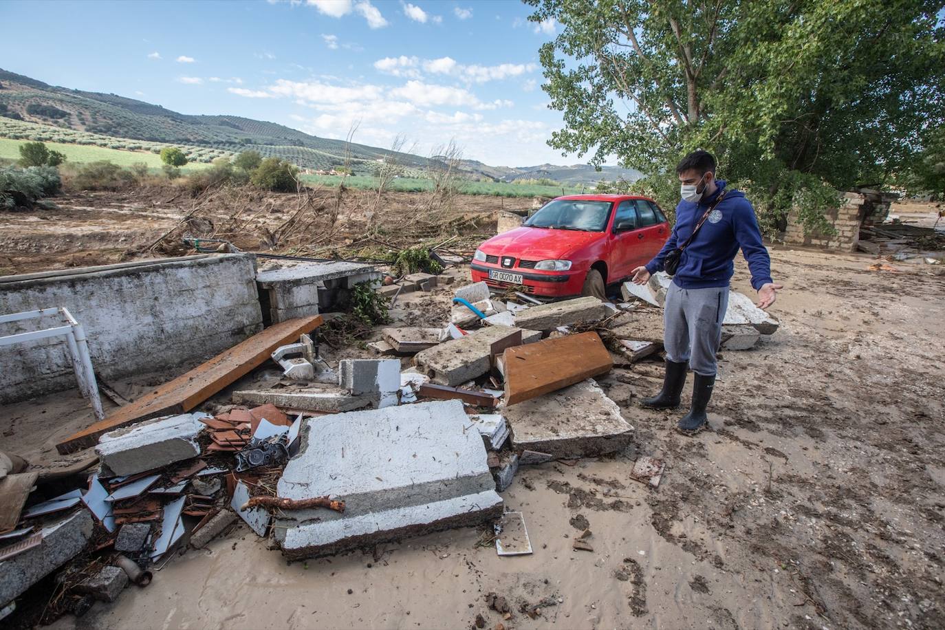 El barro ha entrado en las viviendas, establecimientos y otros puntos del municipio garandino