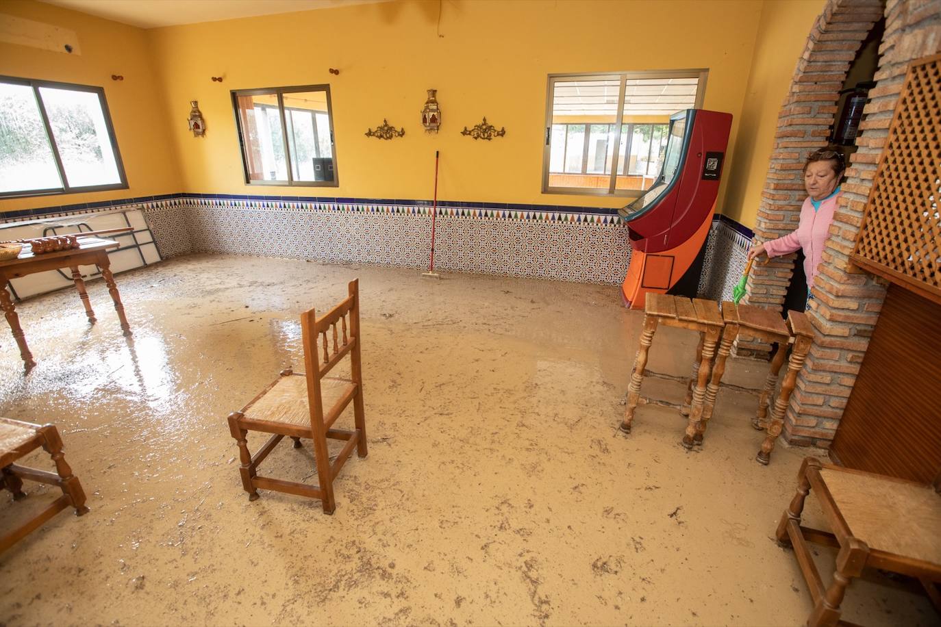 El barro ha entrado en las viviendas, establecimientos y otros puntos del municipio garandino