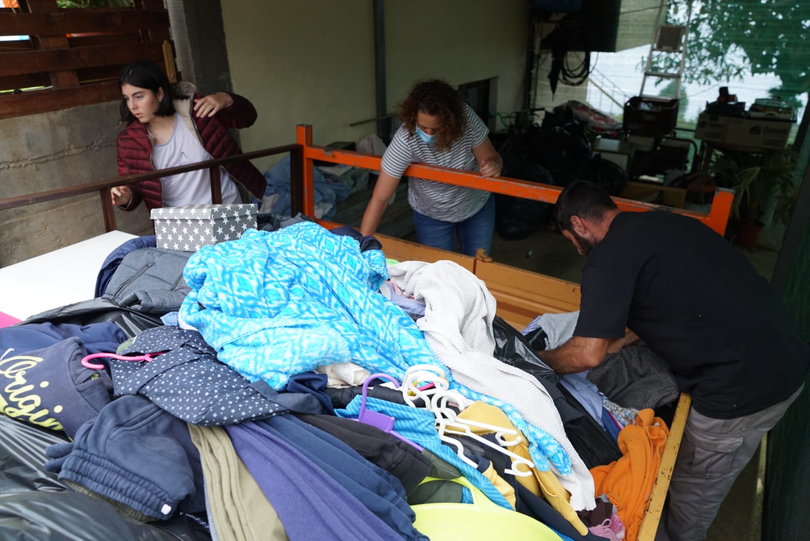 La familia guarda la ropa que ha salvado.