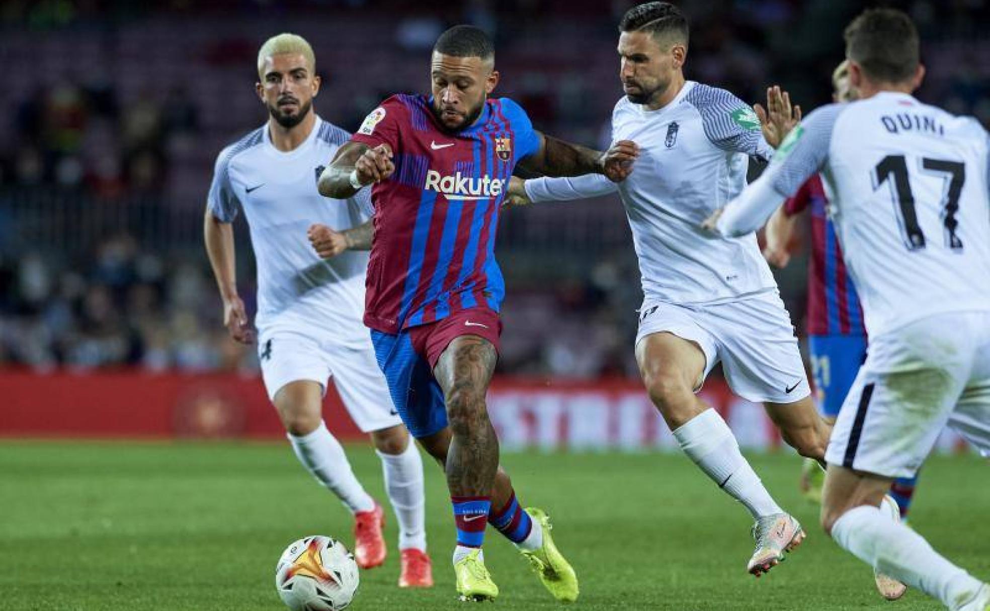 Antonio Puertas, Quini y Monchu rodean a Memphis Depay en un ataque del Barcelona en el Camp Nou. 