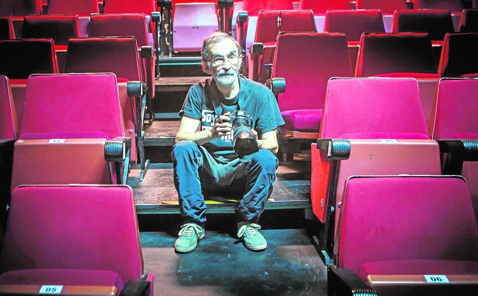 Juan Antonio Cárdenas, en el graderío de la sala Apeadero, donde ha hecho muchas de sus fotografías sobre artes escénicas. 